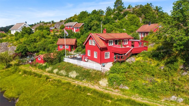 Eiendommen sett fra en annen vinkel.