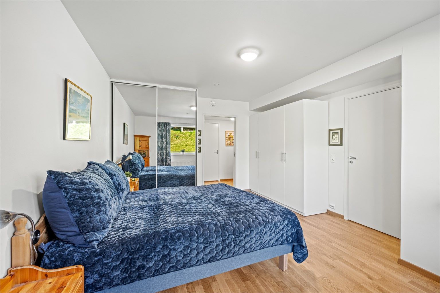 Rommet er utstyrt med en romslig garderobeløsning for effektiv oppbevaring.