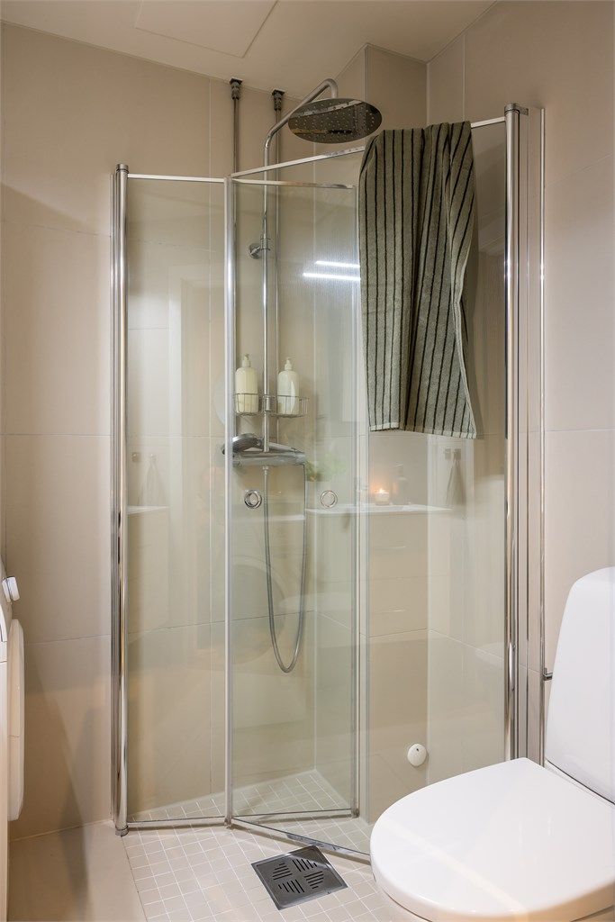 Badet er pent flislagt på gulv og vegger med varme i gulvet.