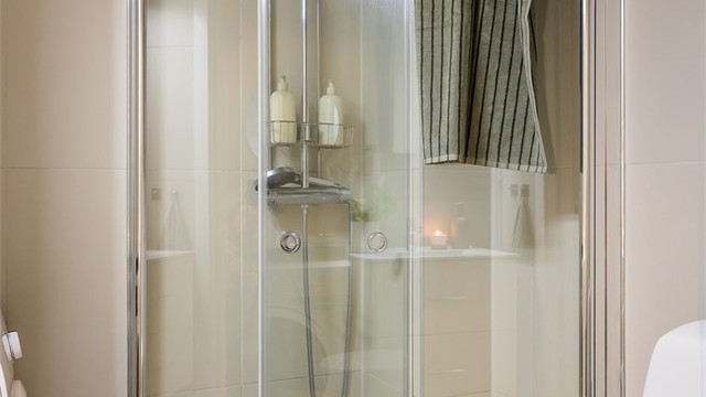 Badet er pent flislagt på gulv og vegger med varme i gulvet.