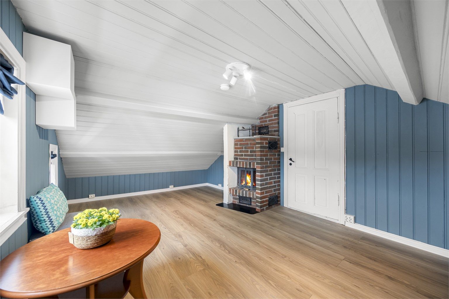 Romslig soverom. Hele loftsetasjen har et gulvareal på 40m², men kun 19m² av arealet er måleverdig som bruksareal grunnet takhøyde.