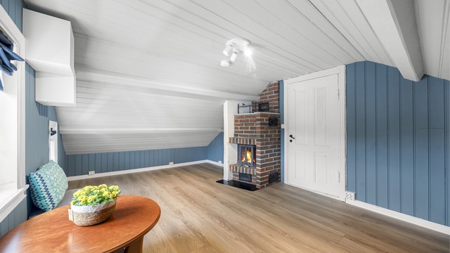 Romslig soverom. Hele loftsetasjen har et gulvareal på 40m², men kun 19m² av arealet er måleverdig som bruksareal grunnet takhøyde.