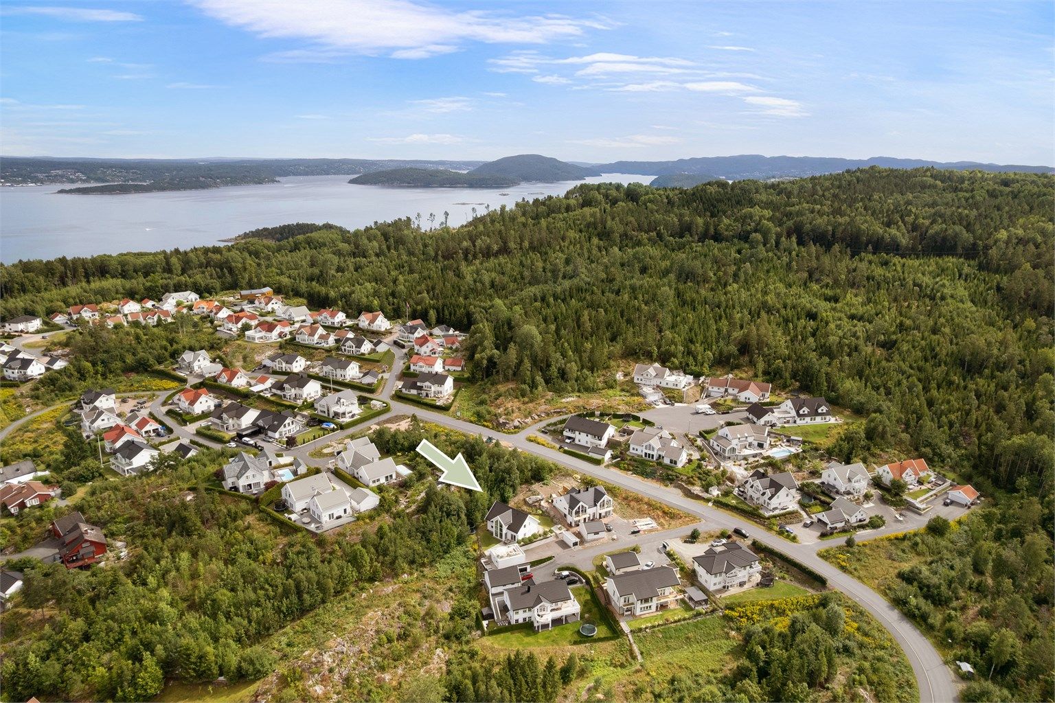 Boligfeltet består primært av eneboliger og er etablert som meget barnevennlig. Eiendommen grenser mot friområde
