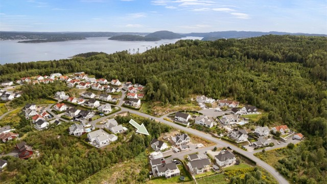Boligfeltet består primært av eneboliger og er etablert som meget barnevennlig. Eiendommen grenser mot friområde
