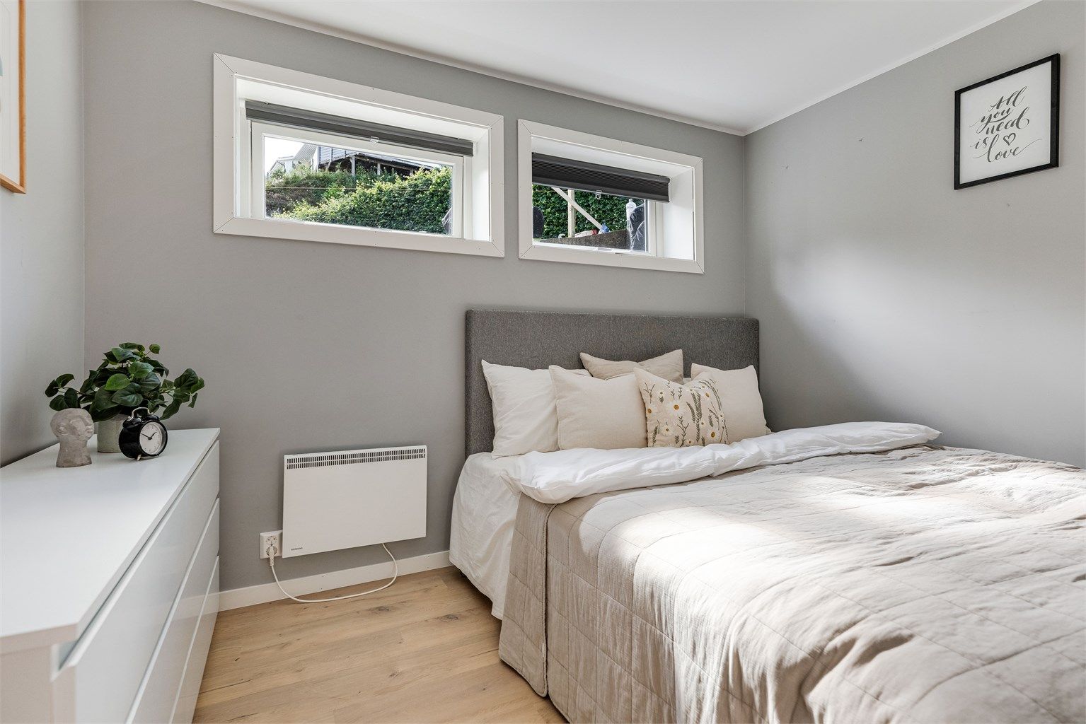 Innredet rom i underetasjen med plass til seng og kommode.