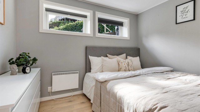 Innredet rom i underetasjen med plass til seng og kommode.