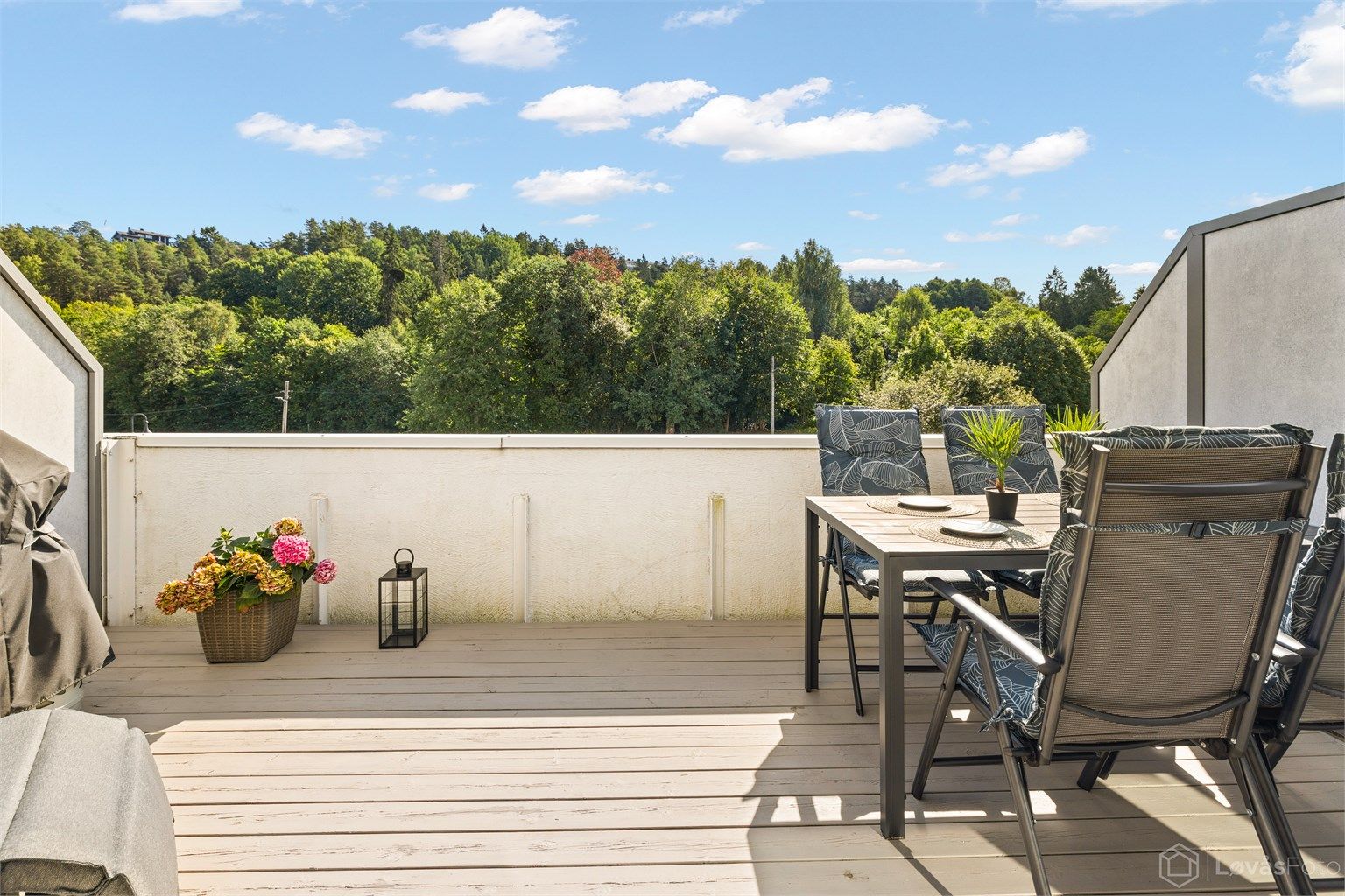 Utgang fra stue til stor terrasse på 15 kvm. med hyggelig utsyn over naturskjønne omgivelser.