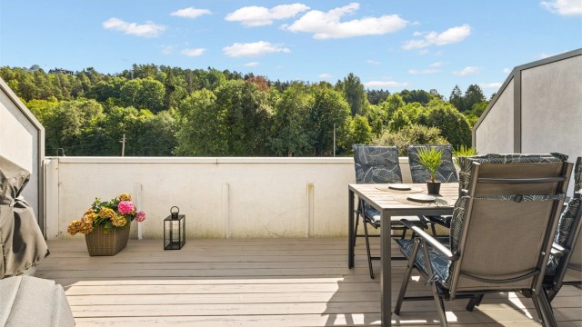 Utgang fra stue til stor terrasse på 15 kvm. med hyggelig utsyn over naturskjønne omgivelser.