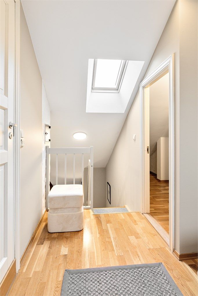 Takvinduet slipper inn rikelig med dagslys og bidrar til et lys og luftig loftsplan.