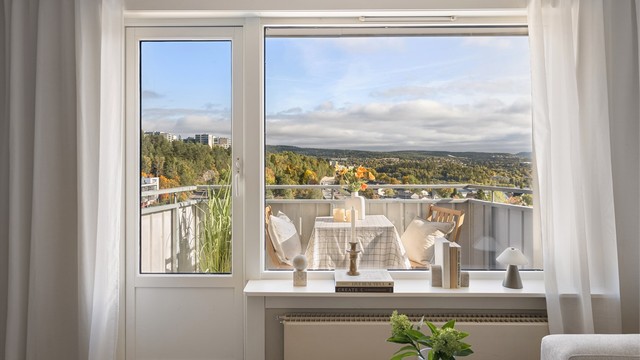 Fra stuevinduet har du åpen utsikt over nærområdet og de skogkledde åsene. Med naboer bare på én side og under er det ingen som ser inn, og du får både lys og privatliv.