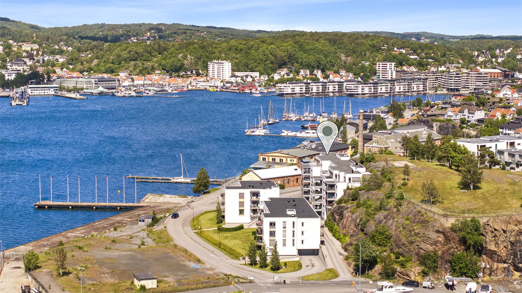 Herfra er det gangavstand til Sandefjord sentrum med Hvaltorvet kjøpesenter, restauranter og servicetilbud.