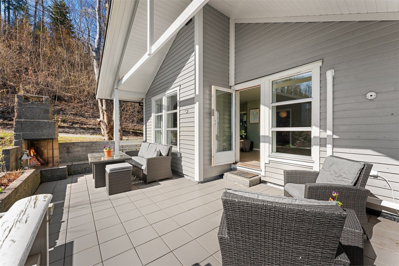 Velkommen til Åsterudkroken 18! En innholdsrik enebolig for storfamilien, vesentlig oppgradert de siste tre årene, med en rolig beliggenhet på Haslum. Foto: Zovenifra.no