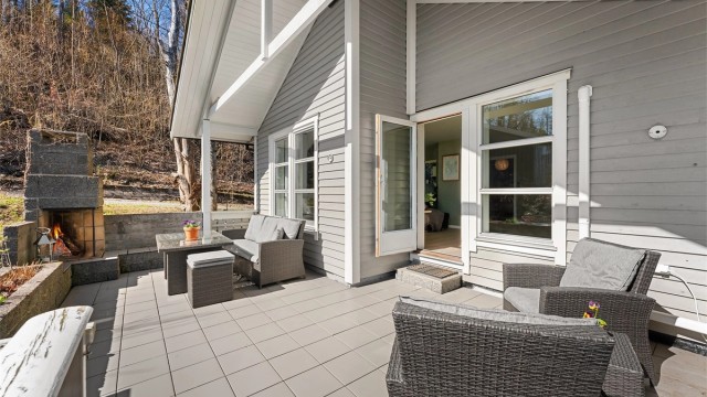 Velkommen til Åsterudkroken 18! En innholdsrik enebolig for storfamilien, vesentlig oppgradert de siste tre årene, med en rolig beliggenhet på Haslum. Foto: Zovenifra.no