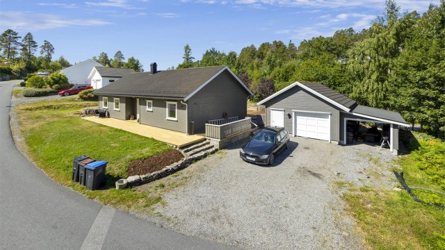 Eiendommen har garasje, carport og god plass til biloppstillingsplass på gruslagt innkjørsel.