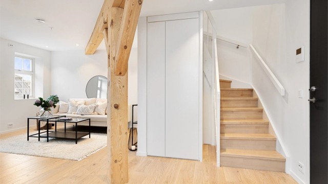 Trappen leder opp til leilighetens andre plan og den private sonen.