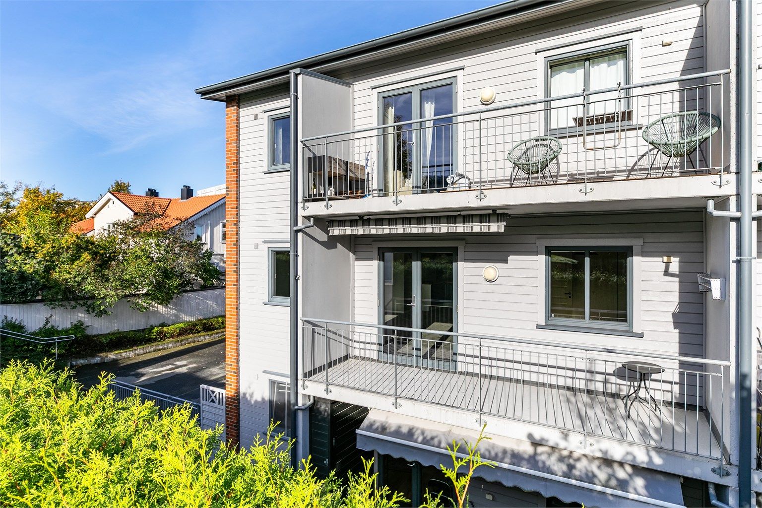 Leiligheten er en del av Skarmyra Moss borettslag, bestående av 29 andelsboliger.