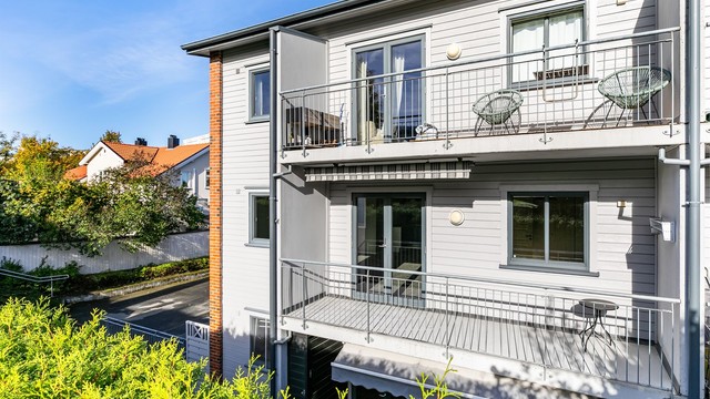 Leiligheten er en del av Skarmyra Moss borettslag, bestående av 29 andelsboliger.