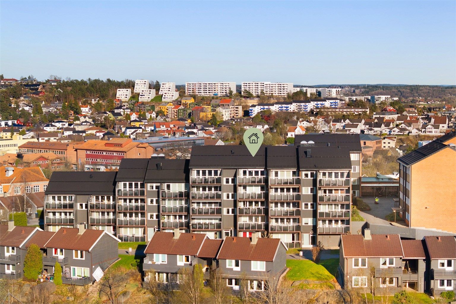 Leiligheten inngår i øverste etasje hvor det er fenomenal utsikt og meget gode lysforhold. Sommerstid er solen på balkongen fra rundt kl. 14 til den går ned. Fotograf; Kristoffer Kristiansen. 