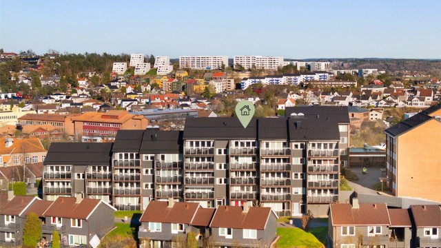 Leiligheten inngår i øverste etasje hvor det er fenomenal utsikt og meget gode lysforhold. Sommerstid er solen på balkongen fra rundt kl. 14 til den går ned. Fotograf; Kristoffer Kristiansen.
