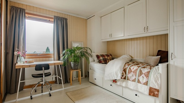 Soverom med overskap, garderobeløsning og god plass til uttrekkbar seng og skrivebord.