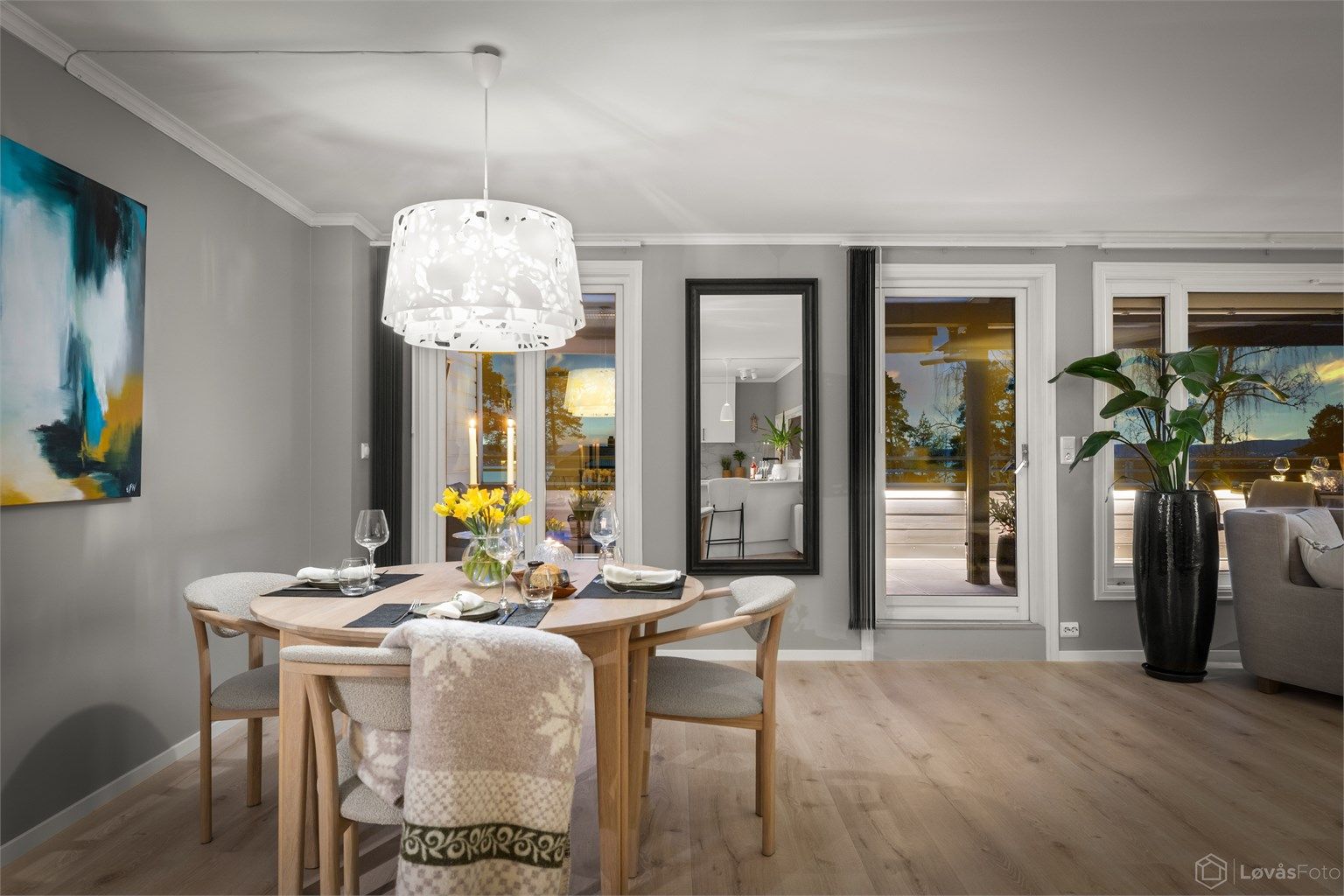 Spisestuen har god plass til hyggelige middager.