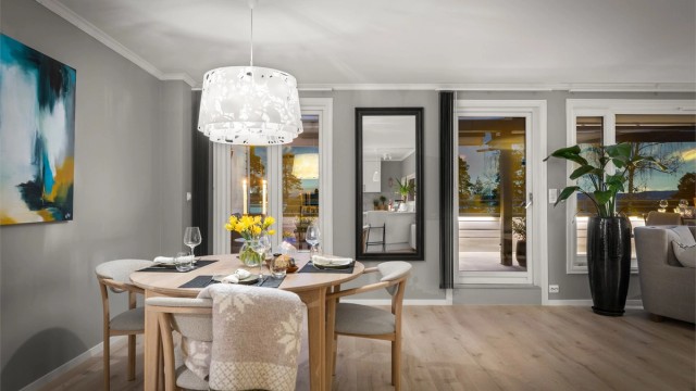 Spisestuen har god plass til hyggelige middager.