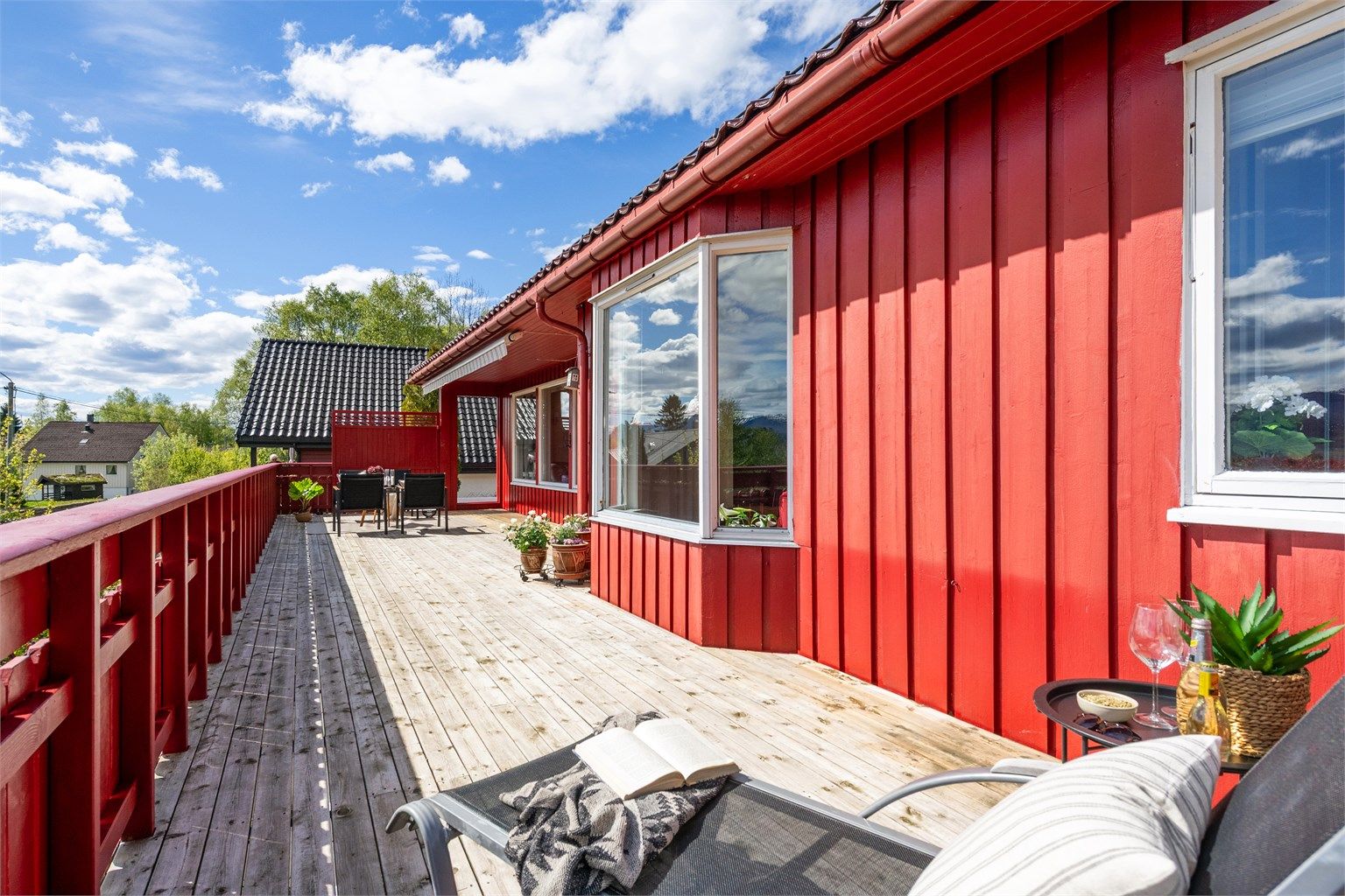 Uteplassen er delvis overbygd, noe som gir ly for vær og vind.