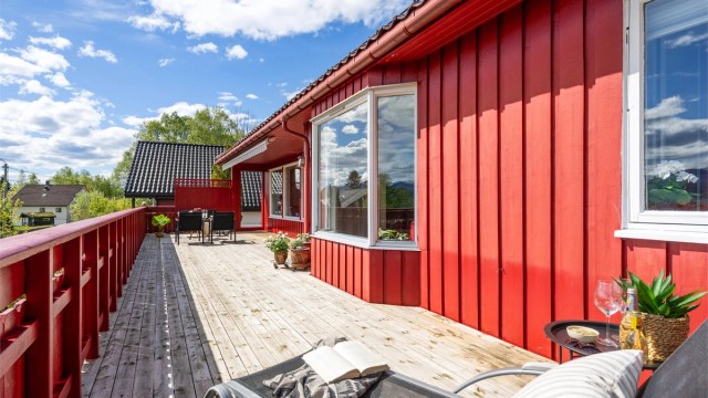 Uteplassen er delvis overbygd, noe som gir ly for vær og vind.