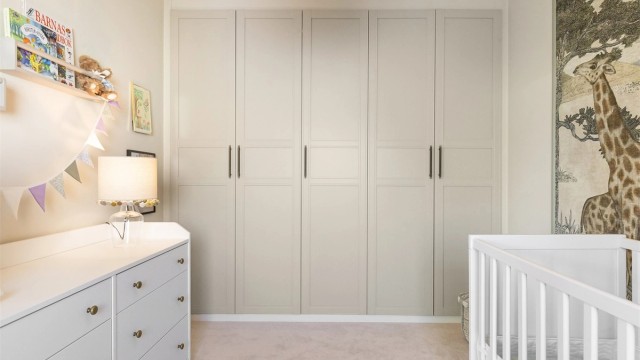 Romslig garderobe på soverom 2.