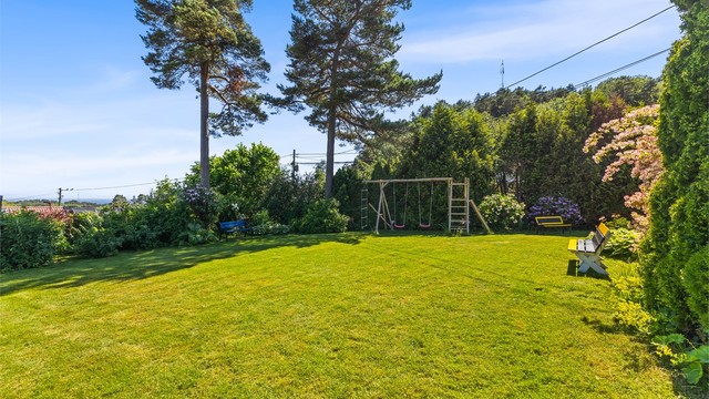 Eiendommen er ca 1,5 mål og byr på hage, privat innkjørsel, god parkering og stor plen.