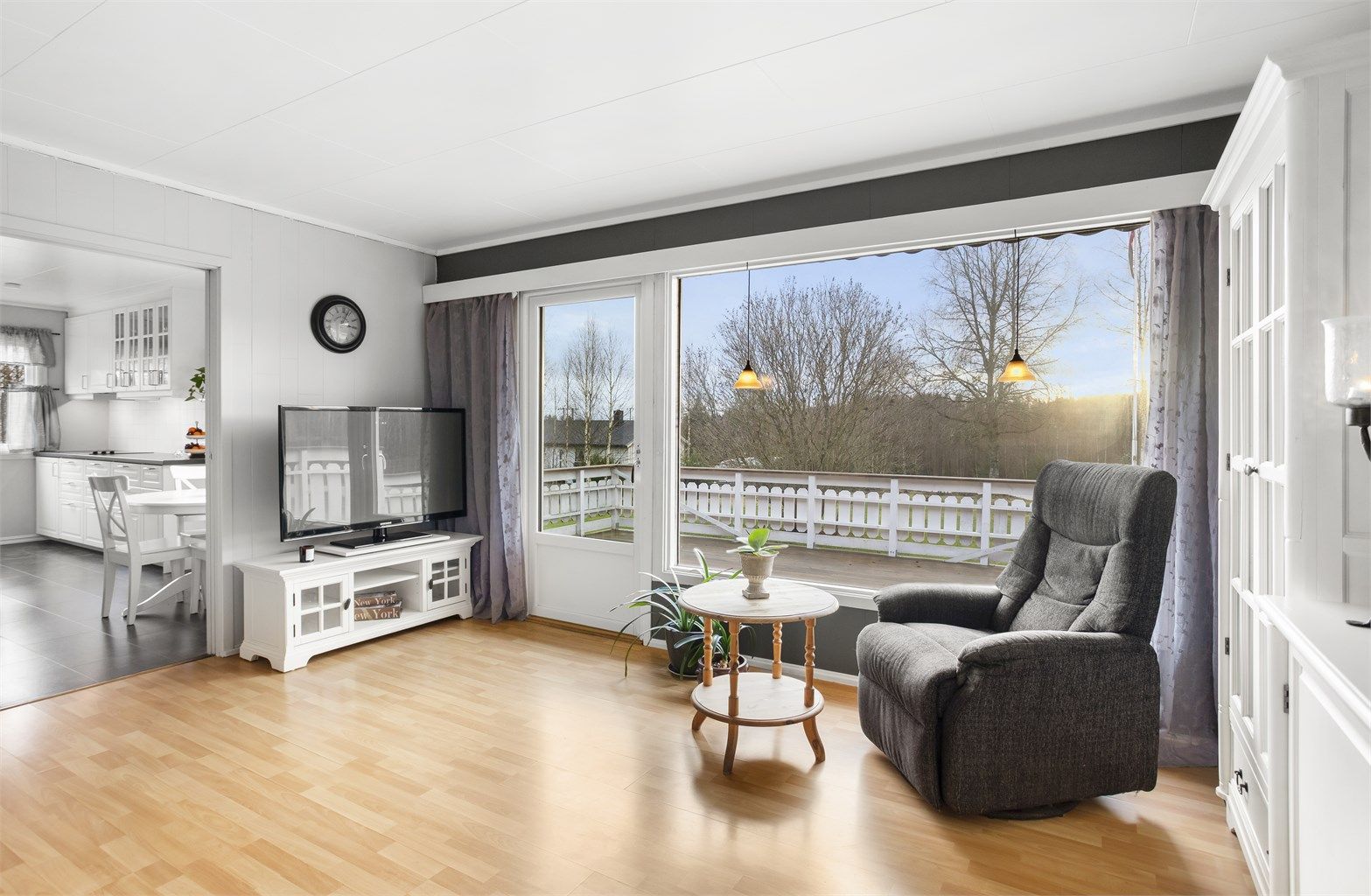 Fra stuen er det adkomst til kjøkkenet samt boligens terrasse. 