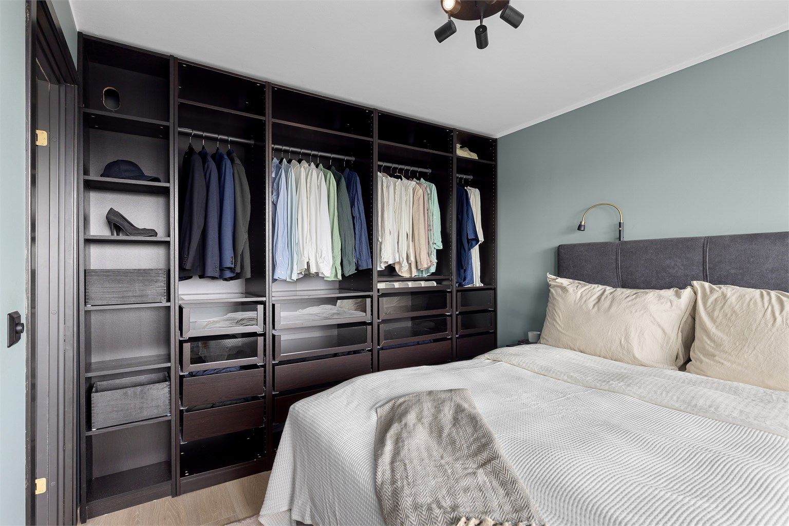 Mye lagringsplass i stort, takhøyt garderobeskap med skuffer og opphengsmuligheter