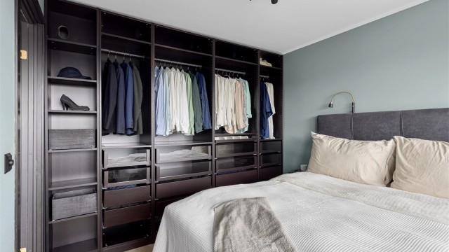 Mye lagringsplass i stort, takhøyt garderobeskap med skuffer og opphengsmuligheter