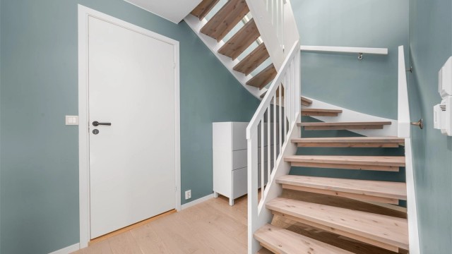 Trapperommet leder ned til boligens private sone i underetasjen.