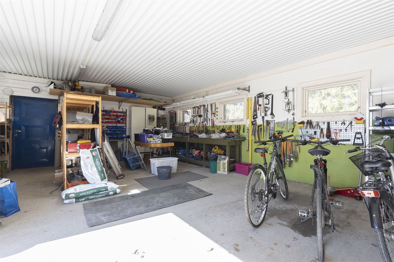 Oppbevarings- og arbeidsområde.