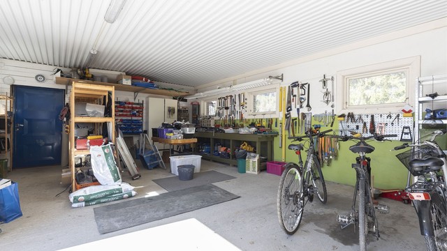 Oppbevarings- og arbeidsområde.