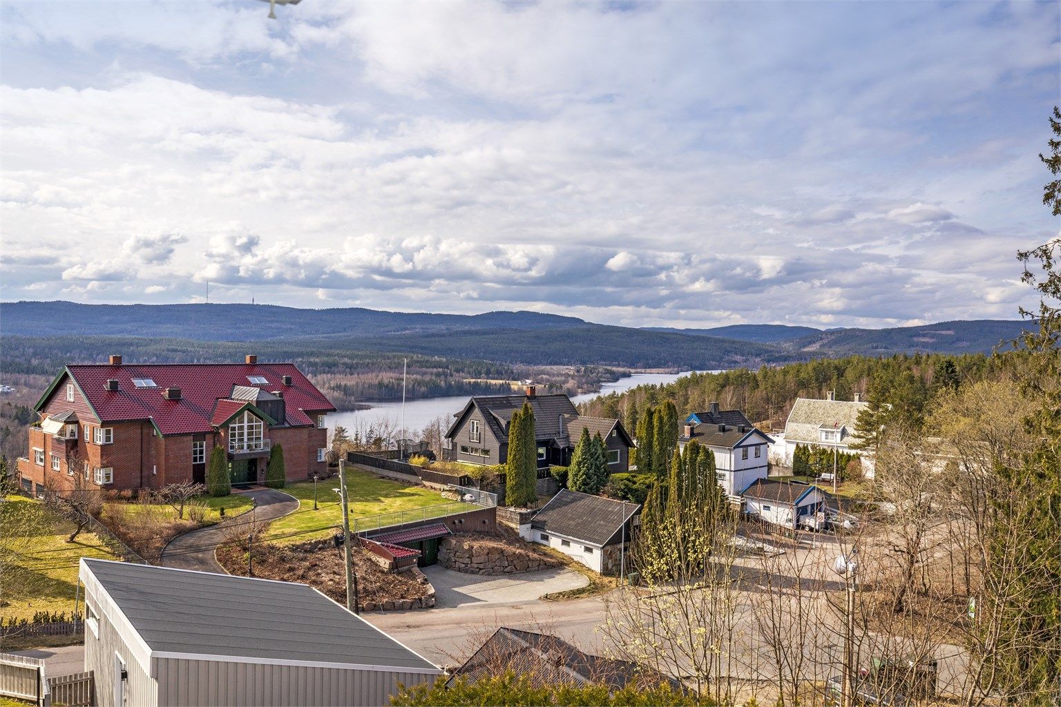 Boligen ligger flott til på et høydedrag med nydelig utsikt og vestvendte uteområdet! Foto: Hanne Bruland/Foto Hanne