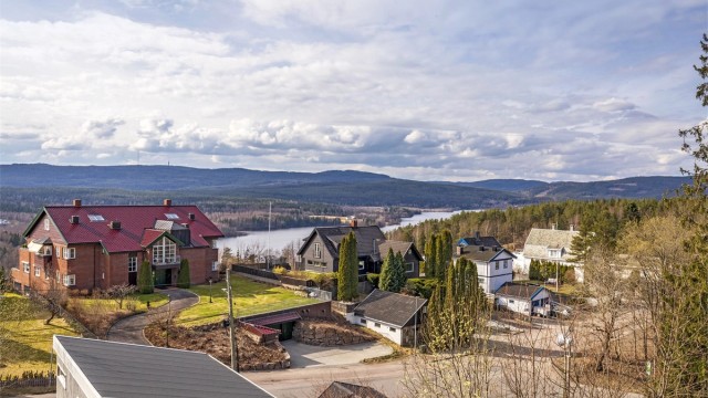 Boligen ligger flott til på et høydedrag med nydelig utsikt og vestvendte uteområdet! Foto: Hanne Bruland/Foto Hanne