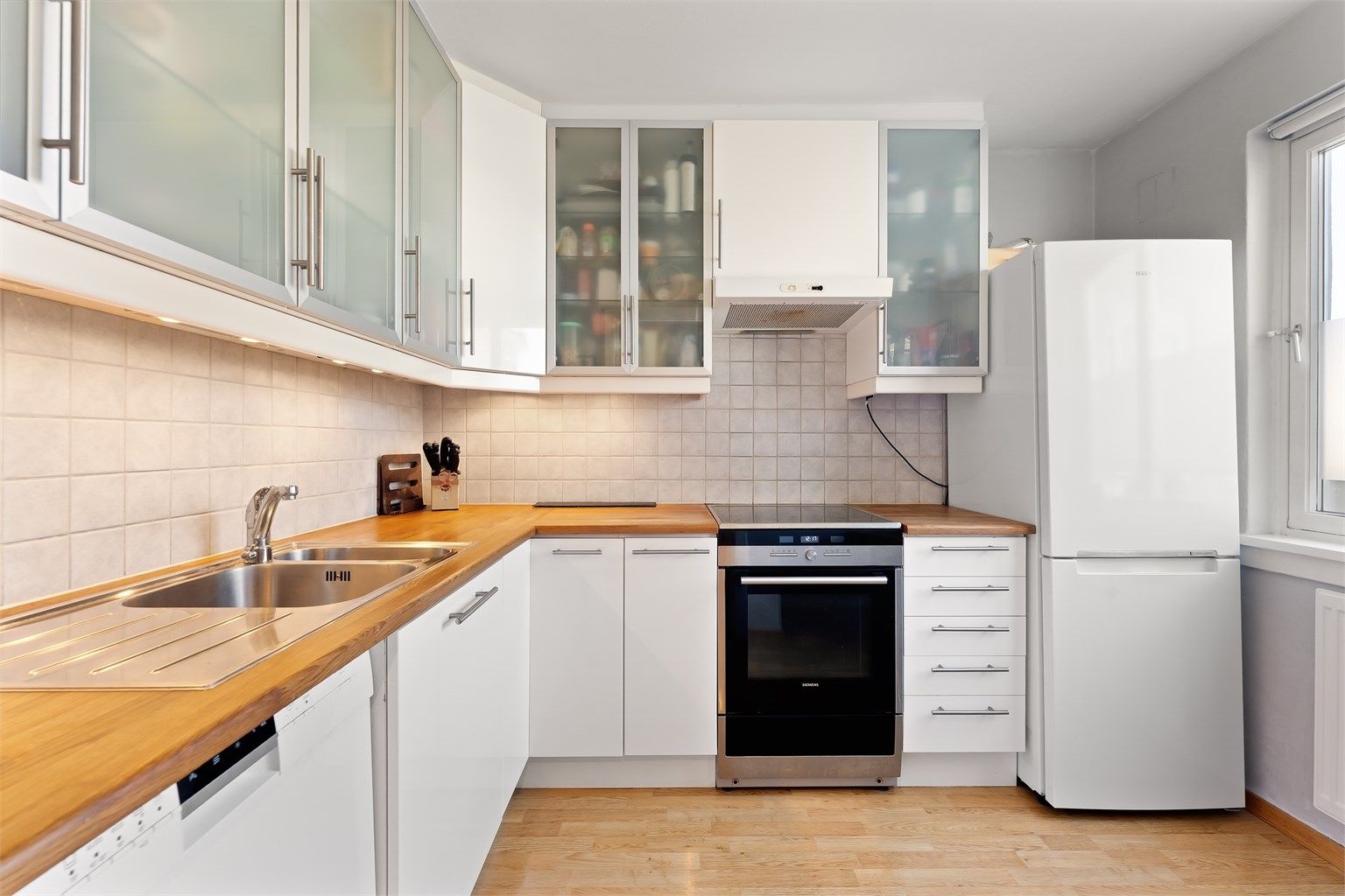 Kjøkkenet er praktisk innredet med god benke- og skapplass.