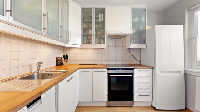 Kjøkkenet er praktisk innredet med god benke- og skapplass.