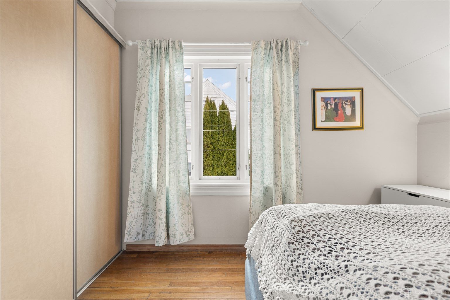 Det andre soverommet har en stor skyvedørsgarderobe for effektiv oppbevaring.