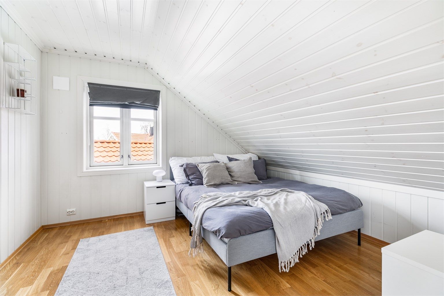 Dette og tilstøtende soverom har tilnærmet identisk størrelse og ca. 12 kvm. gulvflate hver.