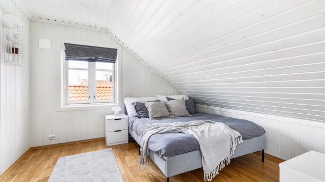 Dette og tilstøtende soverom har tilnærmet identisk størrelse og ca. 12 kvm. gulvflate hver.