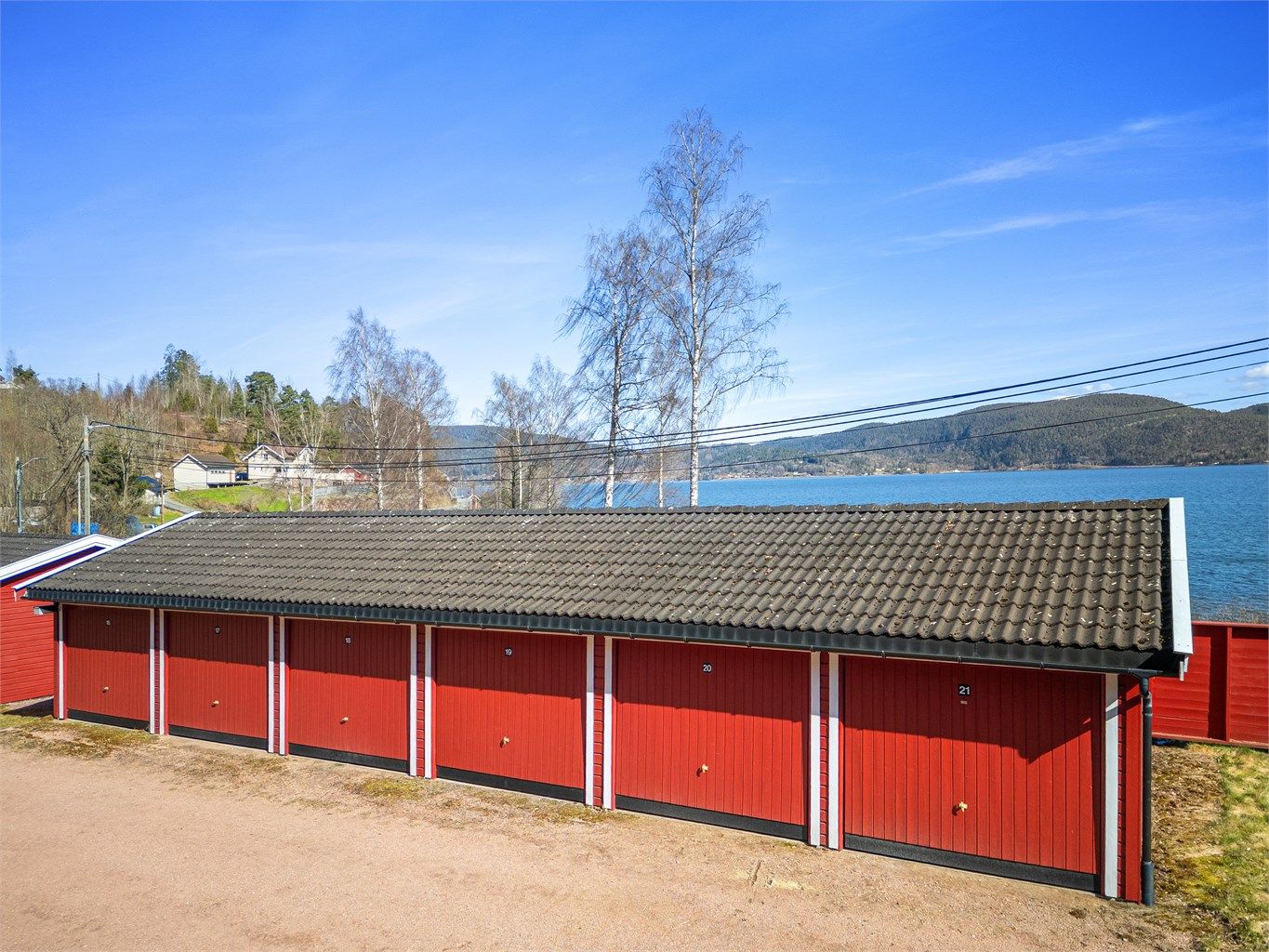 Medfølgende disponibel parkeringsplass (nr. 19) på ca. 15 kvm i felles garasjerekke. 