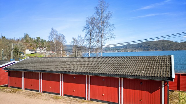 Medfølgende disponibel parkeringsplass (nr. 19) på ca. 15 kvm i felles garasjerekke.