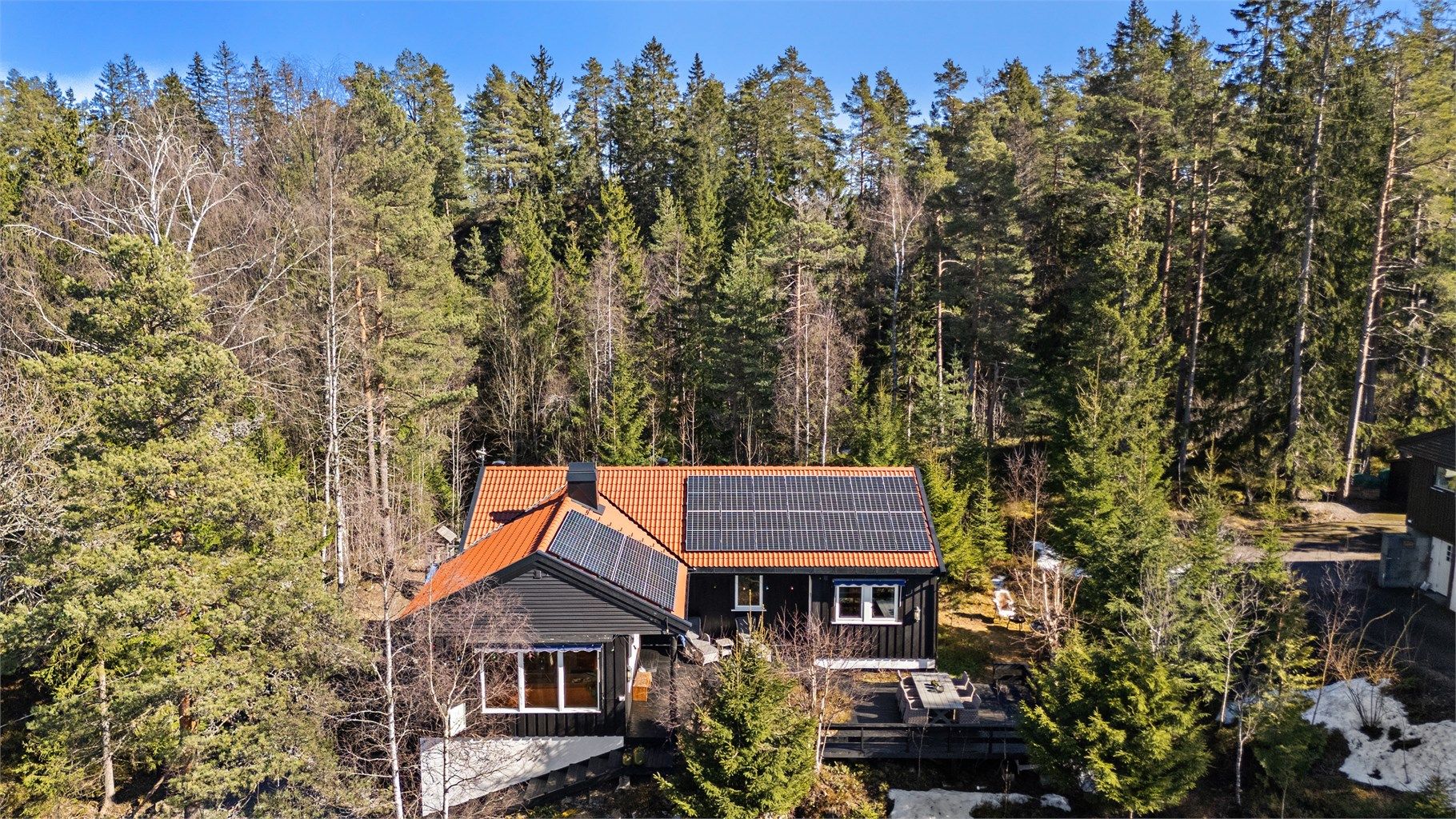 Boligen byr på en flott tomt, med fine uteplasser.