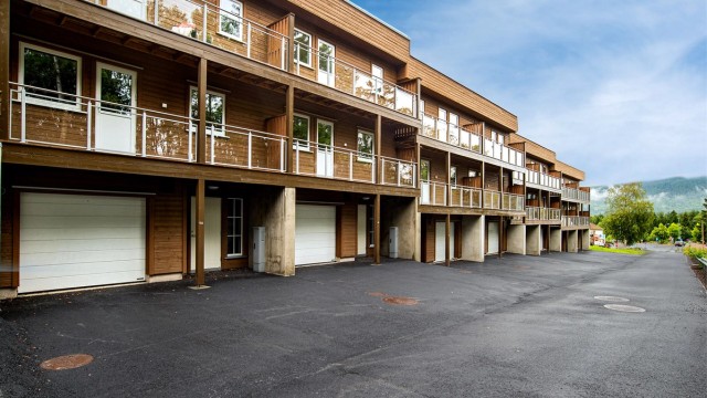 Velkommen til Grindbråtan 4D, rekke hus over 3 etasjer med garasje i kjeller.
