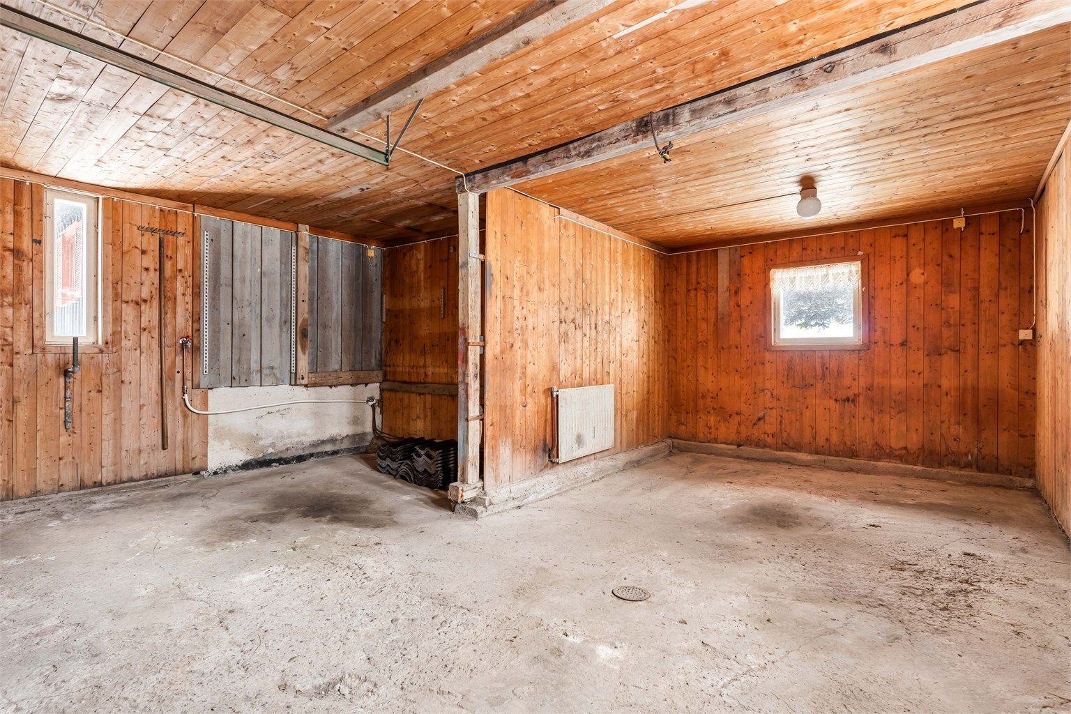 En solid, murt garasje på 27 m² gir plass til bil og ekstra lagring.