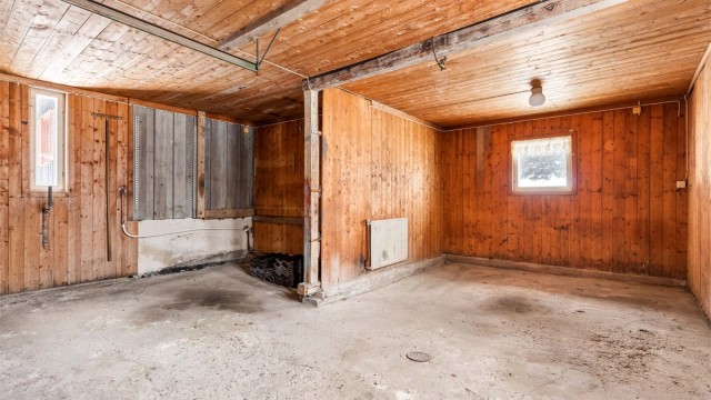 En solid, murt garasje på 27 m² gir plass til bil og ekstra lagring.