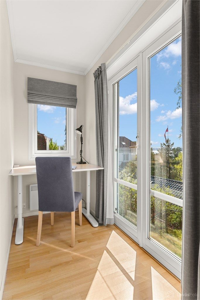 En lys og fin krok i tilknytning til soverommet, ideell for en hjemmekontorplass